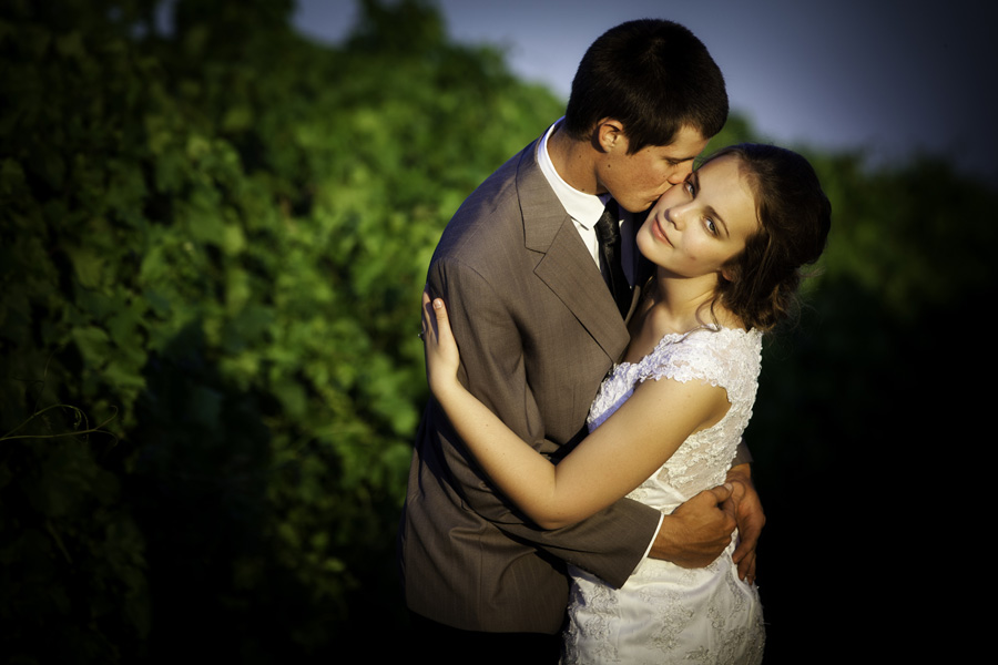 wedding couple at vineyard