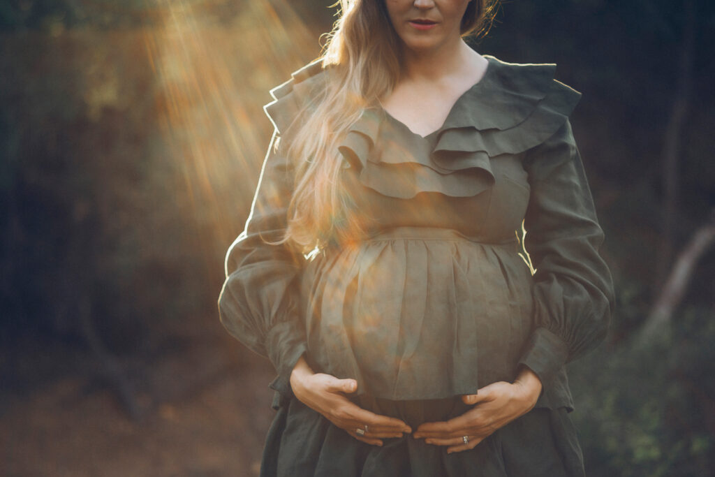 sun flare on pregnant lady's belly, maternity photoshoot