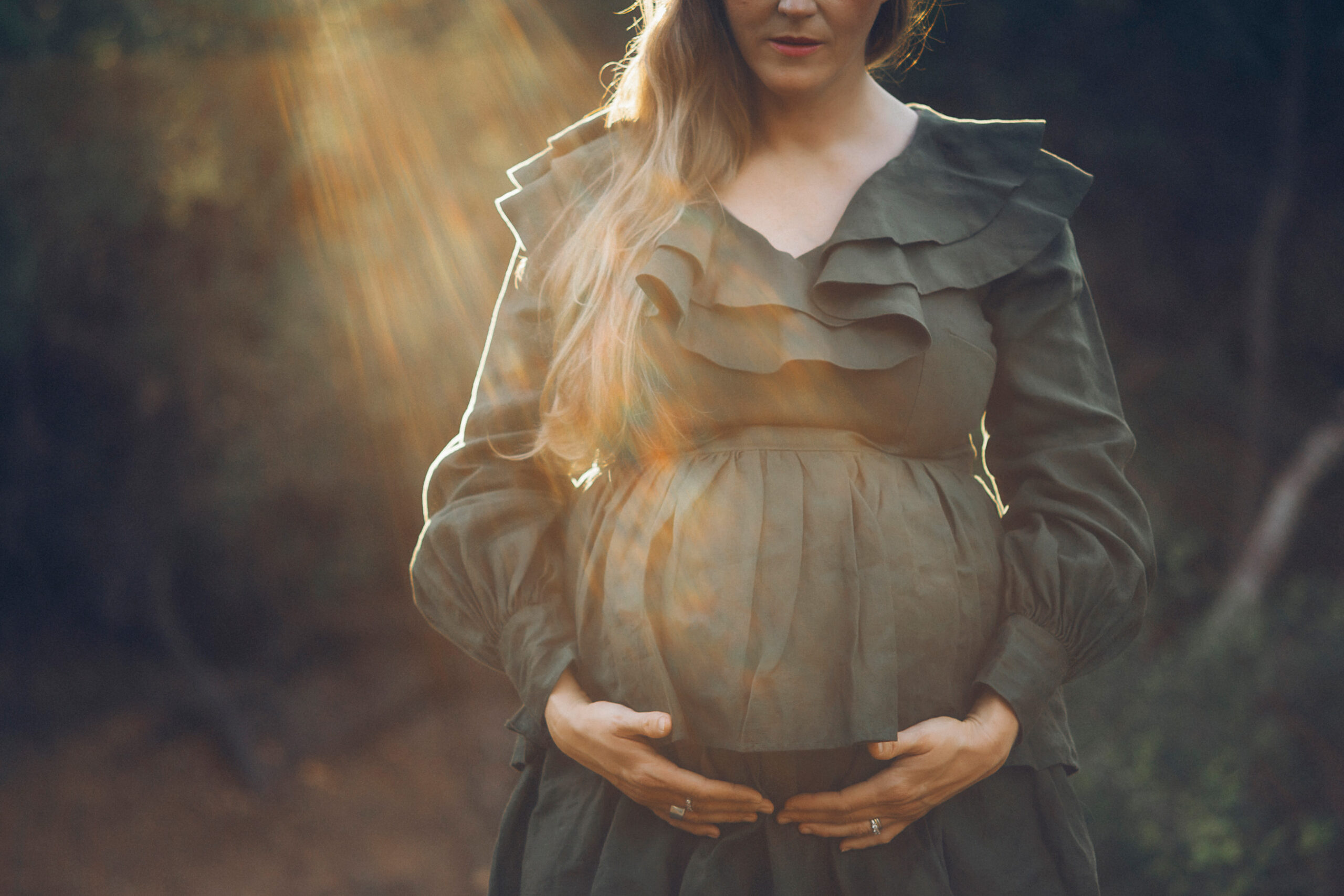sun flare on pregnant lady's belly, maternity photoshoot